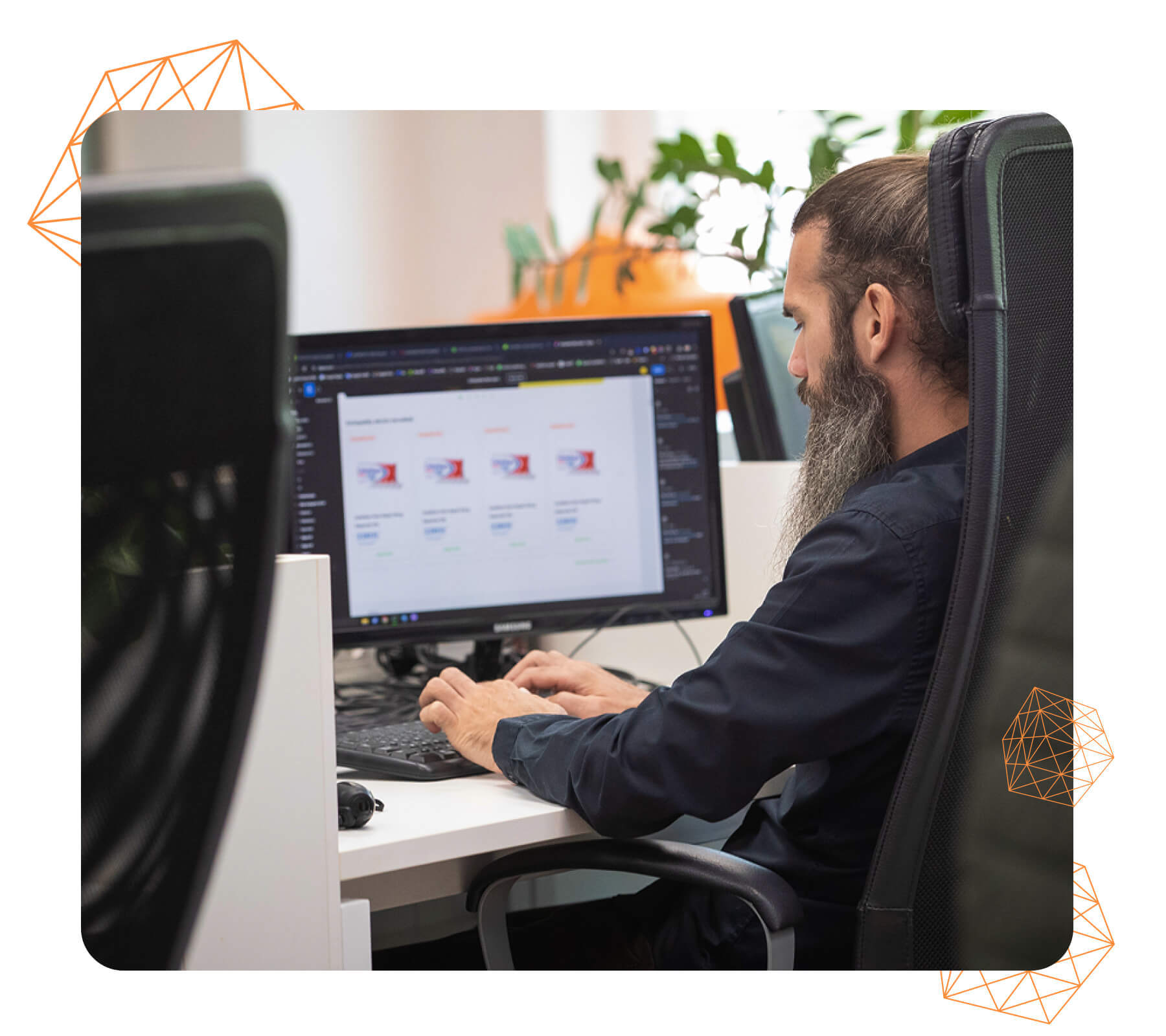 LogiNet support manager dolgozik: ticketing rendszer felület, incidenskezelés, kommunikáció