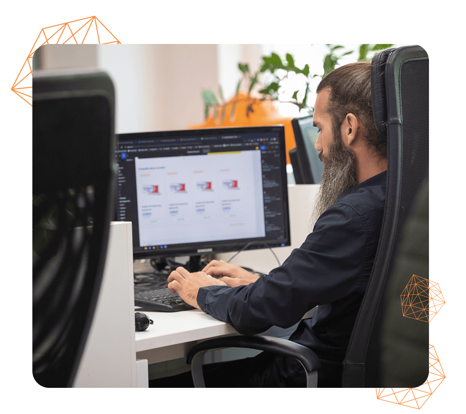 LogiNet support manager dolgozik: ticketing rendszer felület, incidenskezelés, kommunikáció