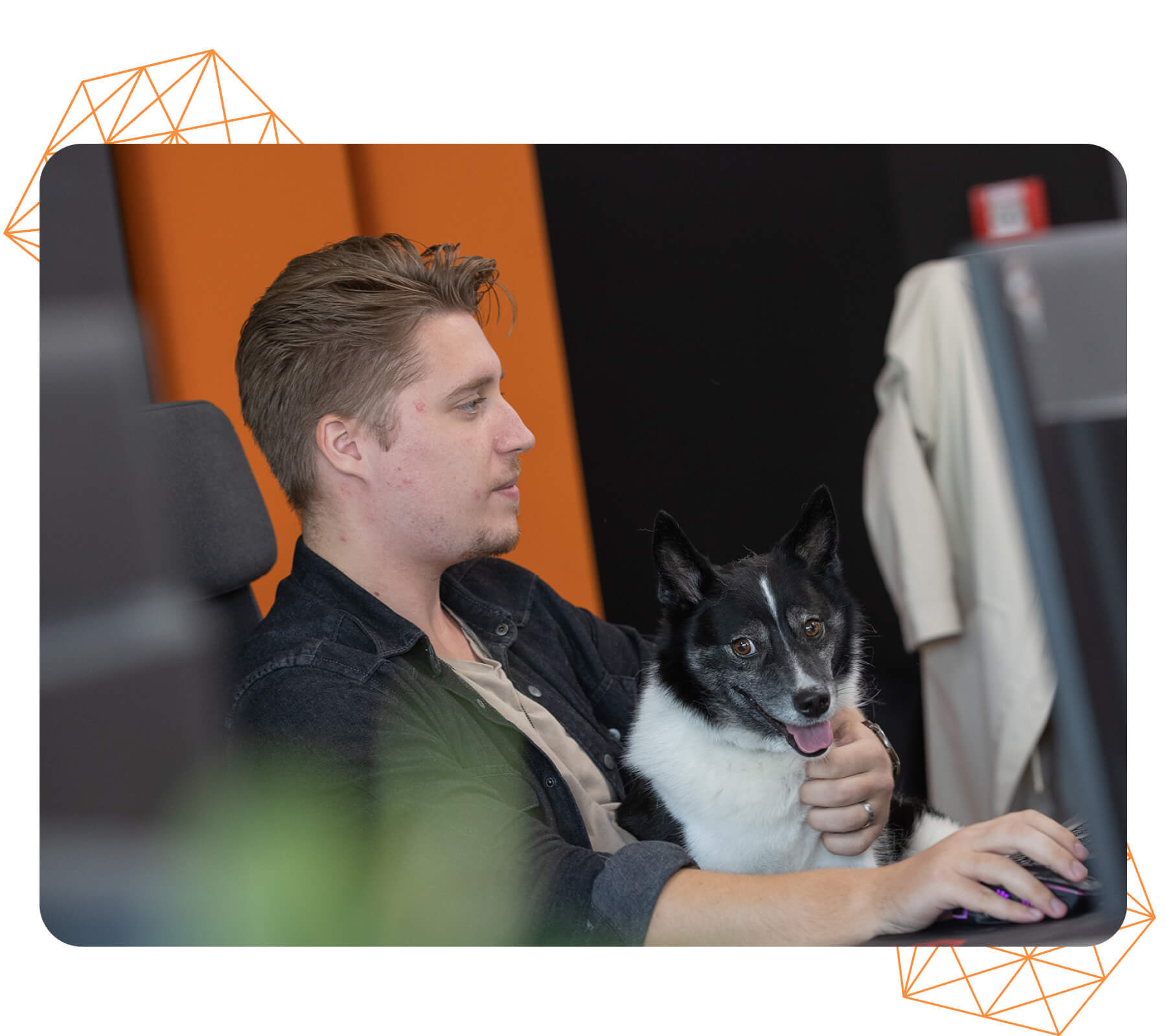 LogiNet csapat tagja munka közben